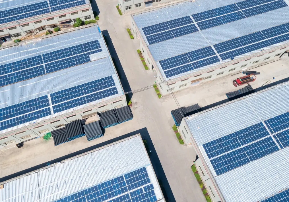 panneaux solaires sur des bâtiments industriels