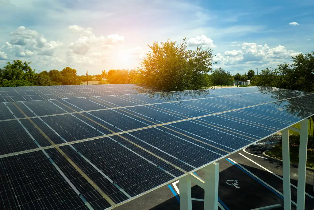 sunopee installe une ombriere photovoltaique sur le parking d'un supermarché 