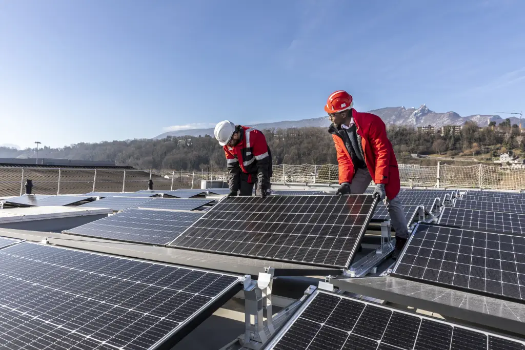 Sunopee pose des panneaux solaires sur les toitures ou les parkings pour accelerer la transition ecologique