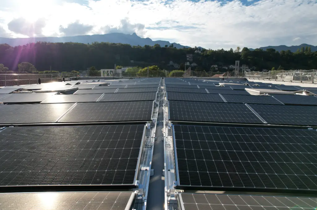 Léon Grosse énergie solaire en toiture parking en autoconsommation