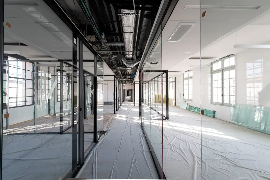 chantier des bureaux de l'hotel des postes de lyon par julien rambaud