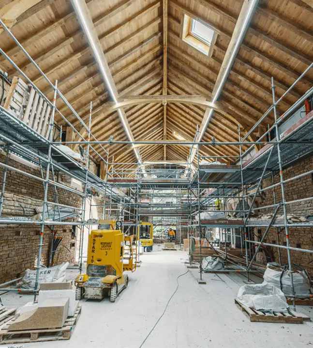 réalisation d'une charpente en chene lors de la reconstruction du Domaine des Lambrays