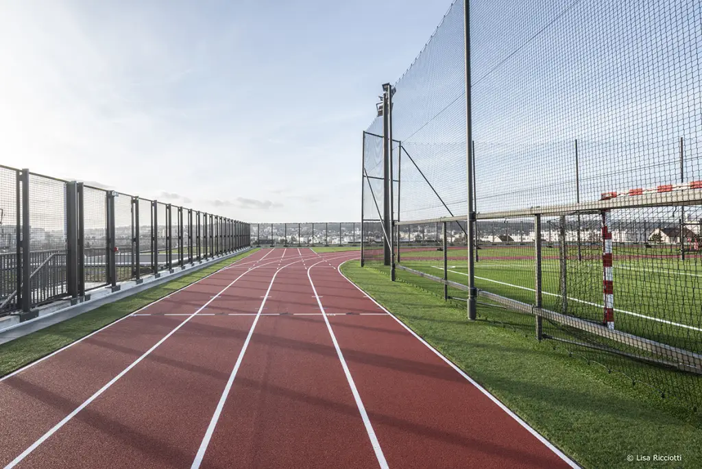 piste d'athlétisme sur le toit du Complexe sportif alain mimoun 