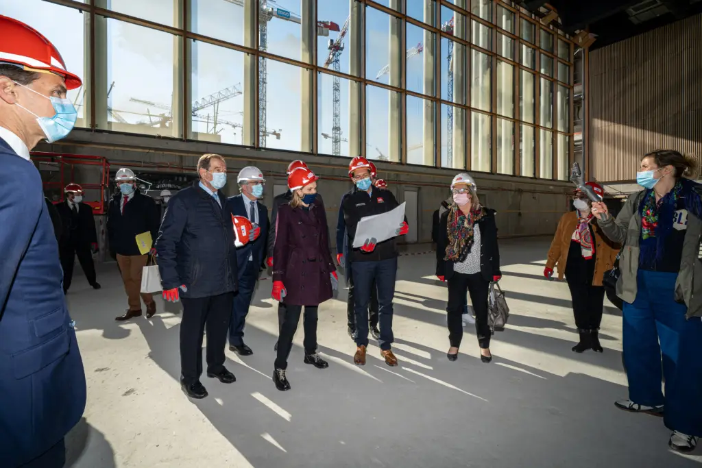 visite de la ministre sur le chantier du complexe sportif alain mimoun à rueil malmaison 